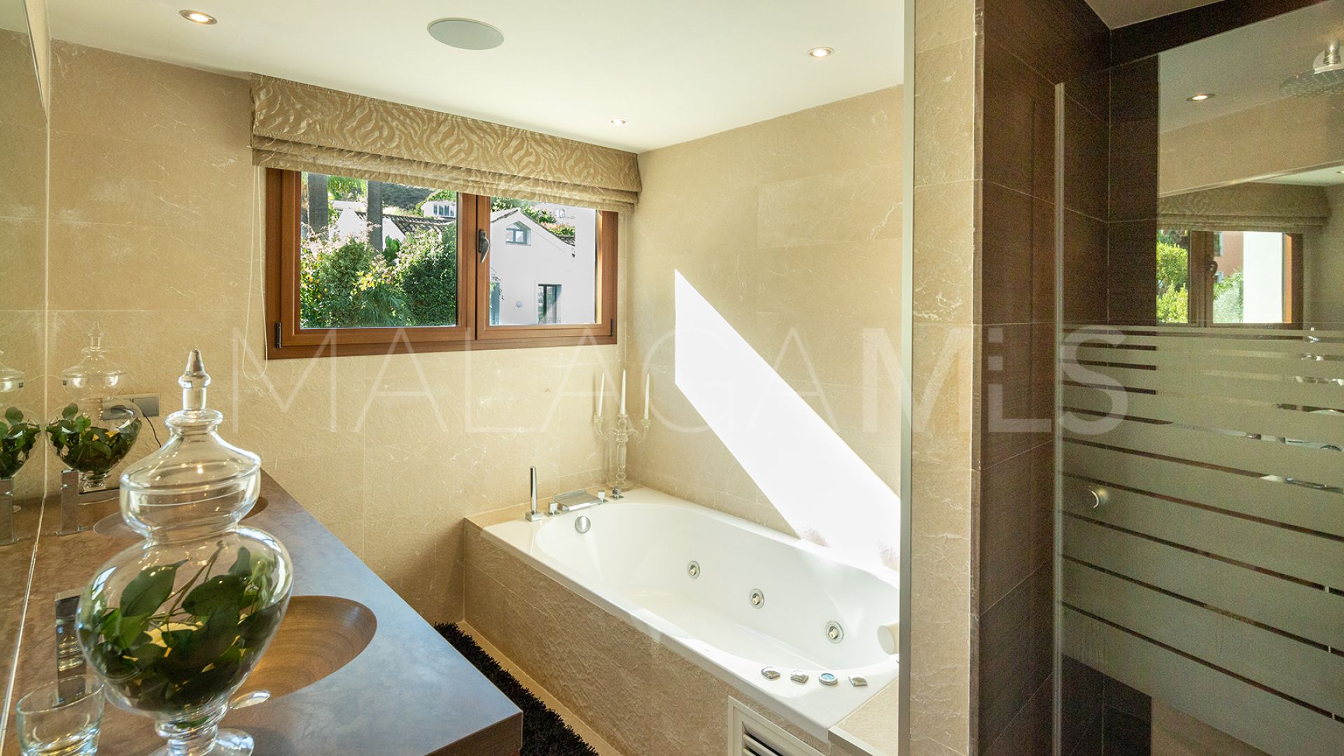 Villa for sale in Nueva Andalucia