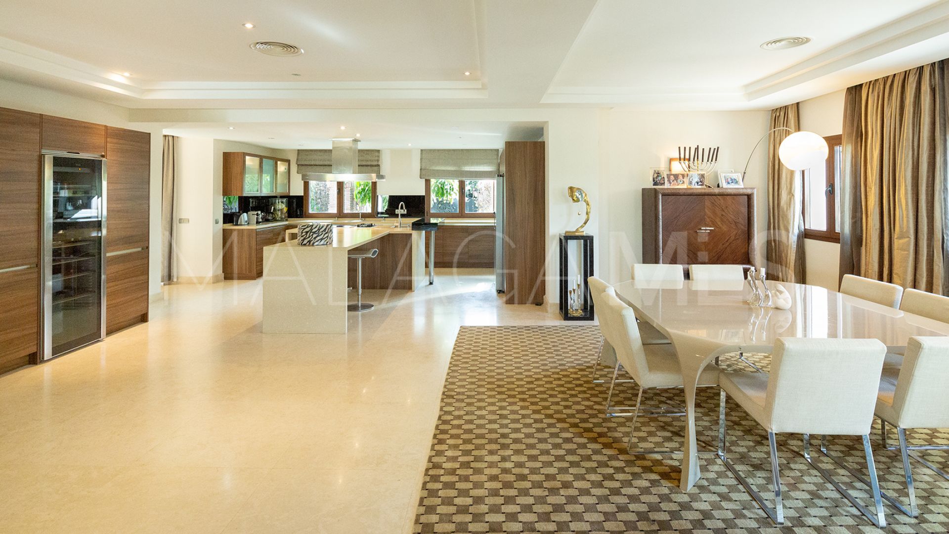 Villa for sale in Nueva Andalucia