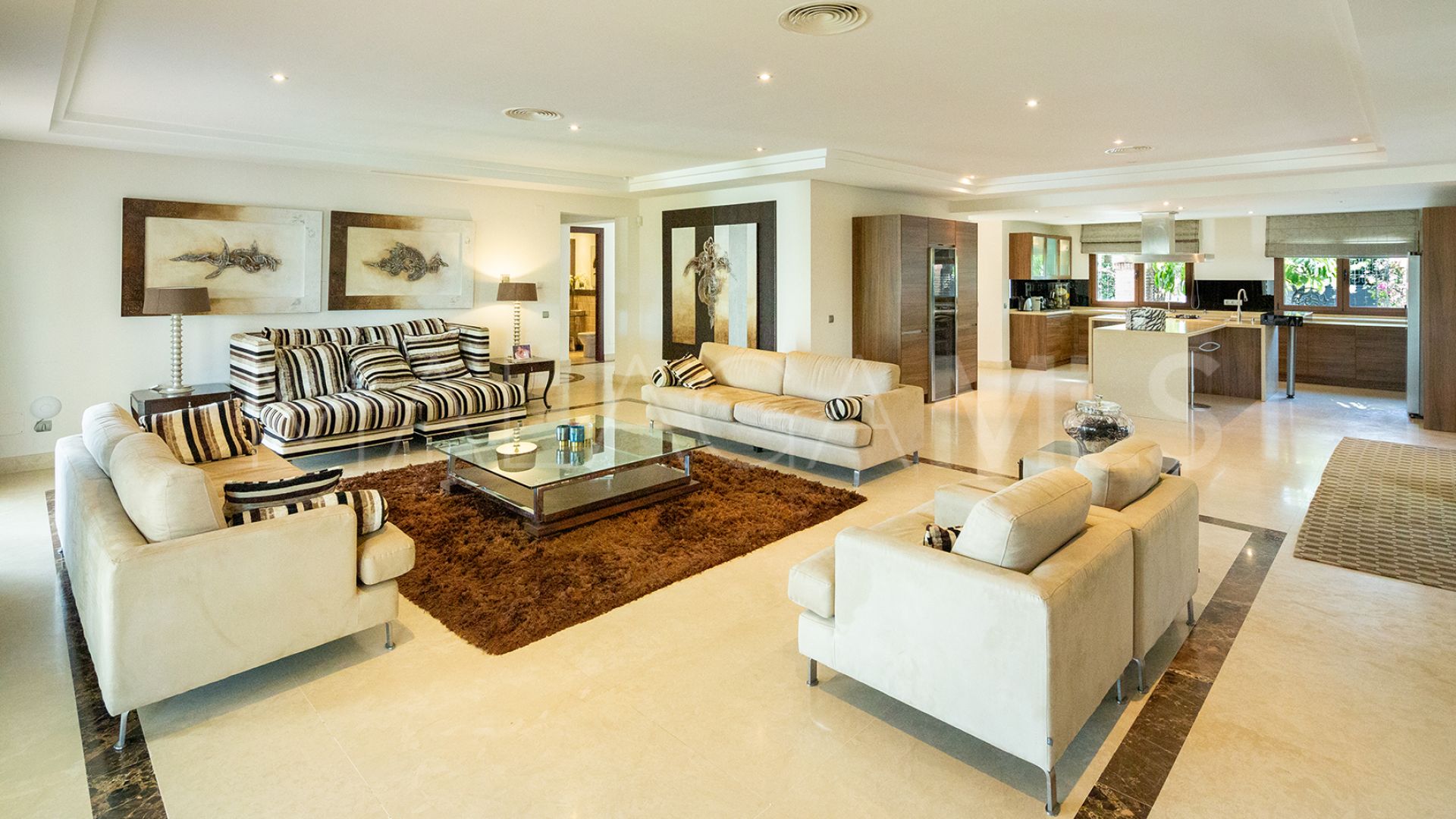 Villa for sale in Nueva Andalucia