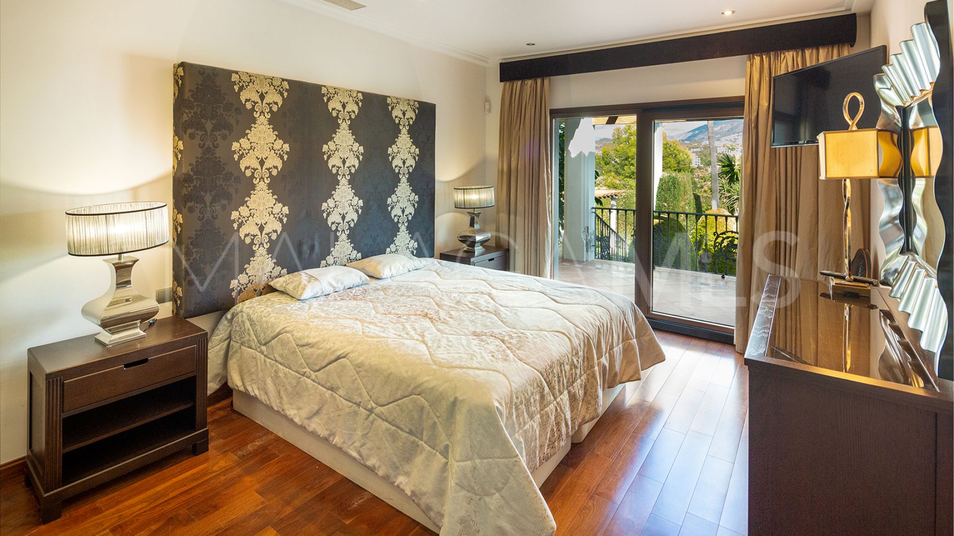 Villa for sale in Nueva Andalucia