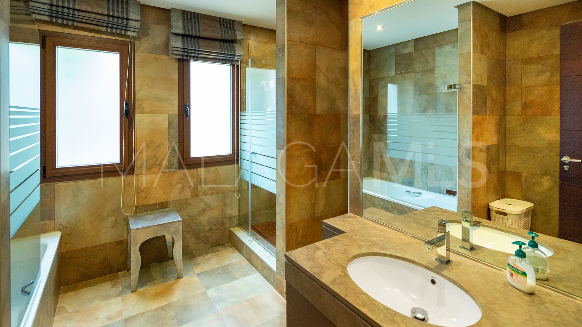 Villa for sale in Nueva Andalucia