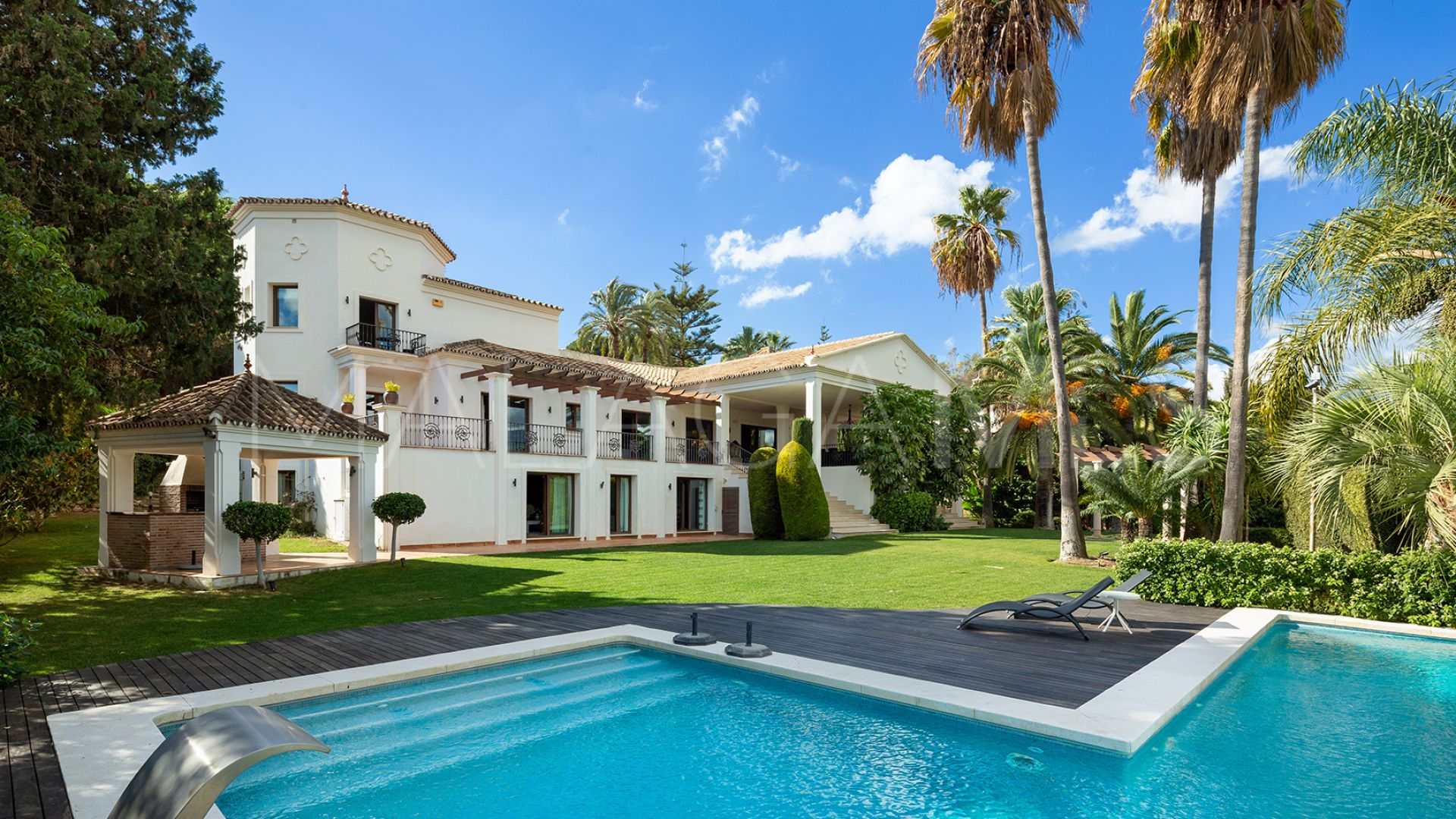 Villa for sale in Nueva Andalucia