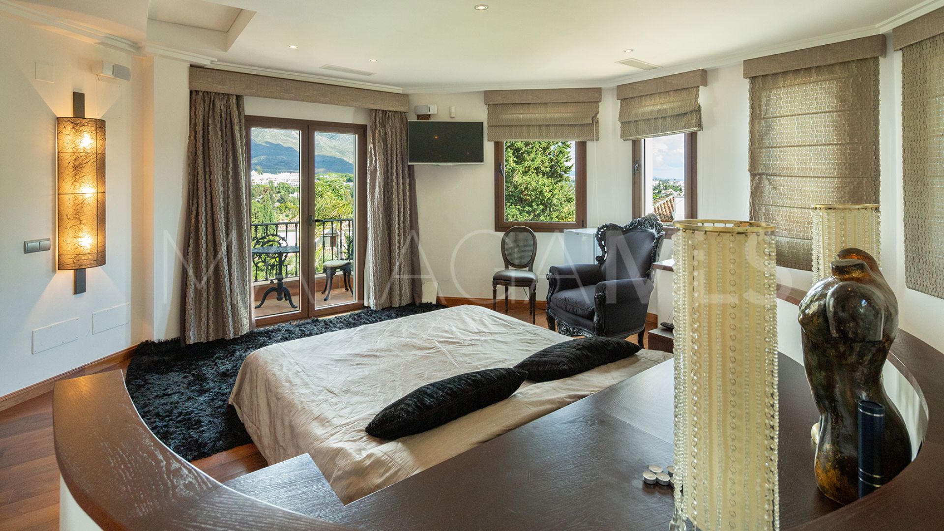 Villa for sale in Nueva Andalucia