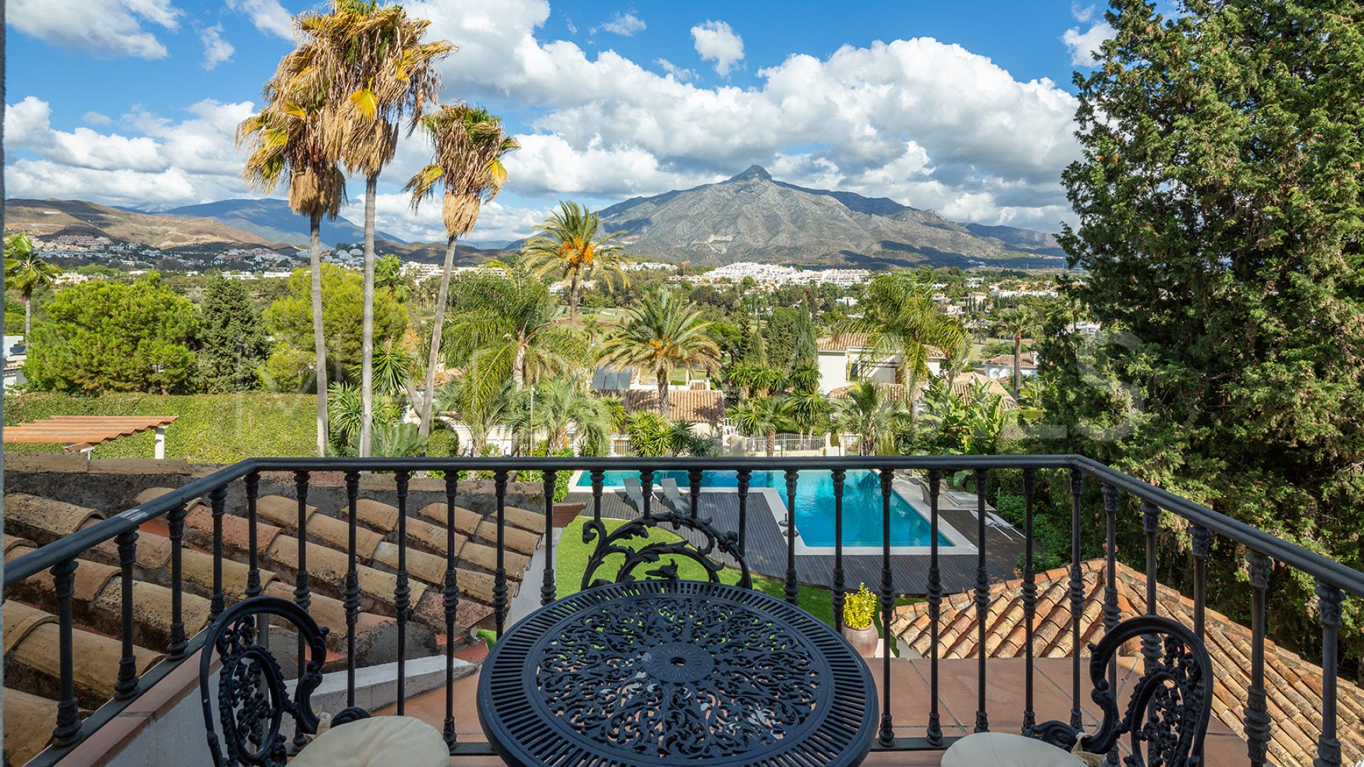 Villa for sale in Nueva Andalucia