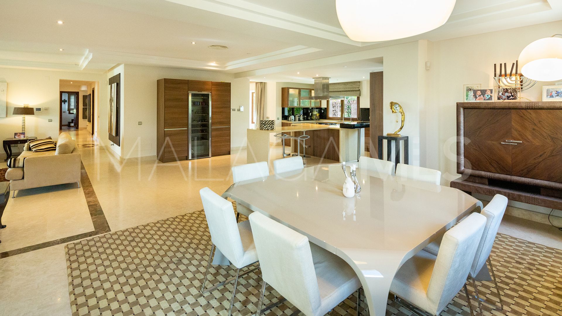 Villa for sale in Nueva Andalucia