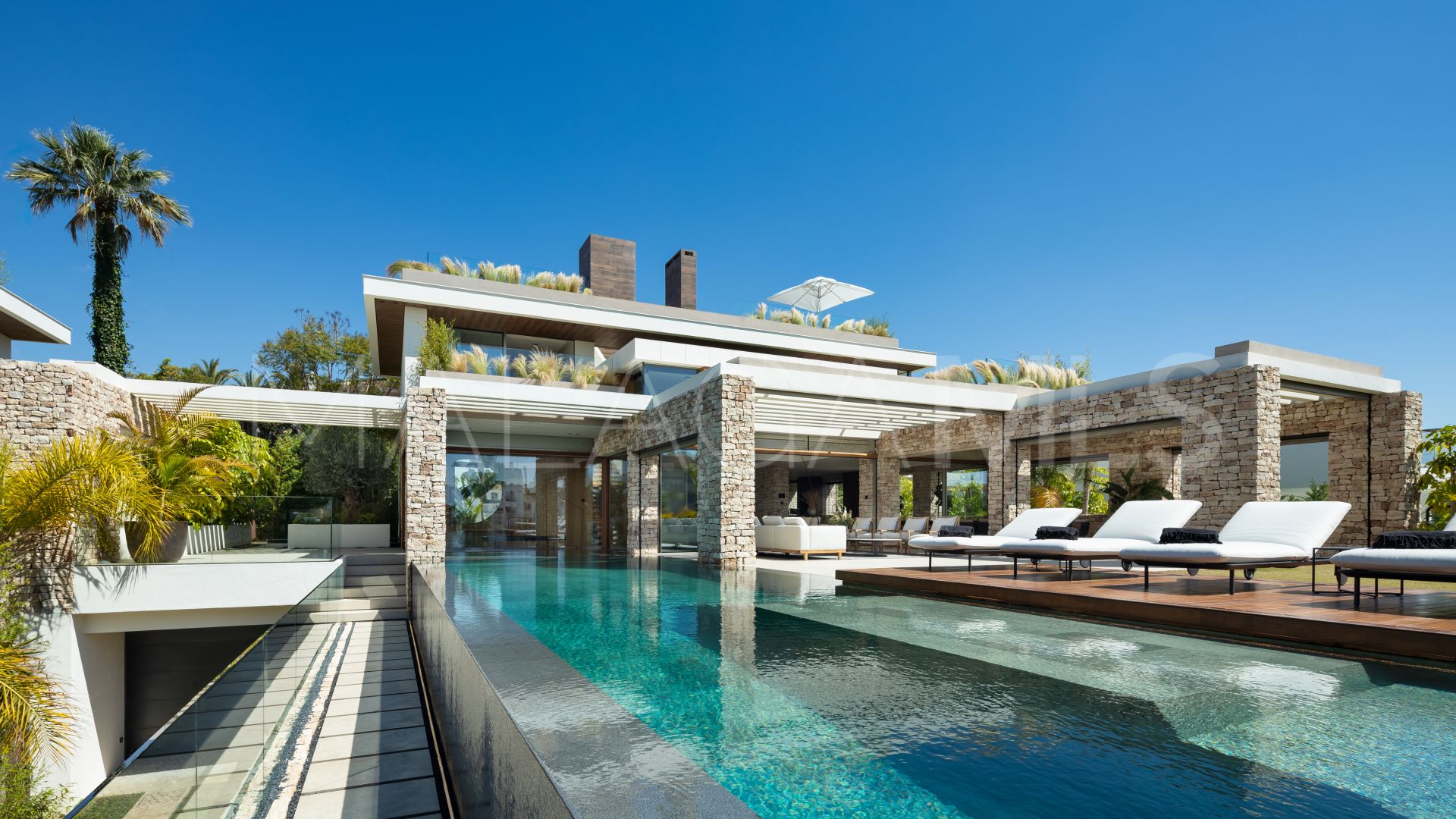 Villa for sale in Nueva Andalucia