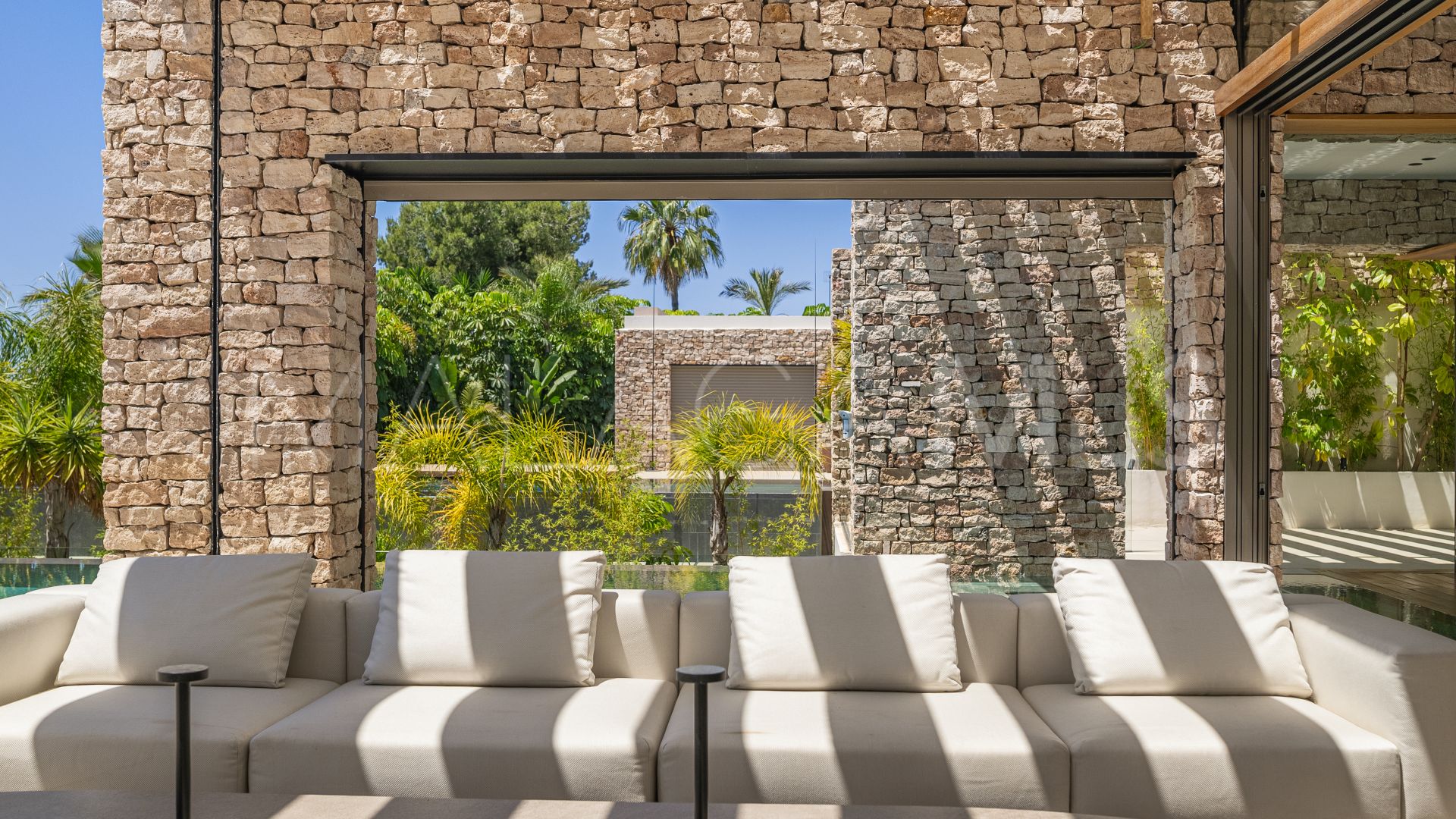 Villa for sale in Nueva Andalucia