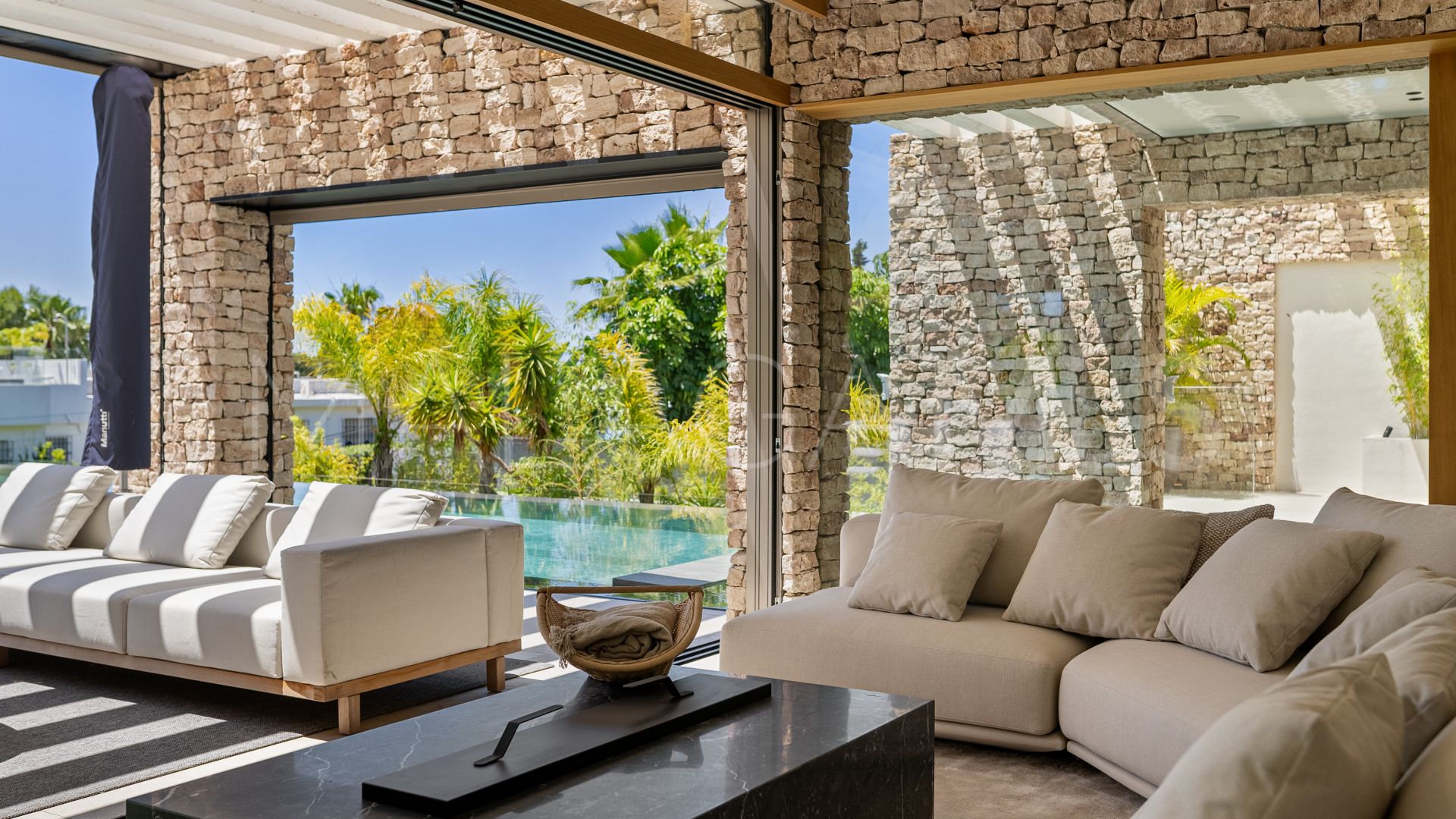 Villa for sale in Nueva Andalucia