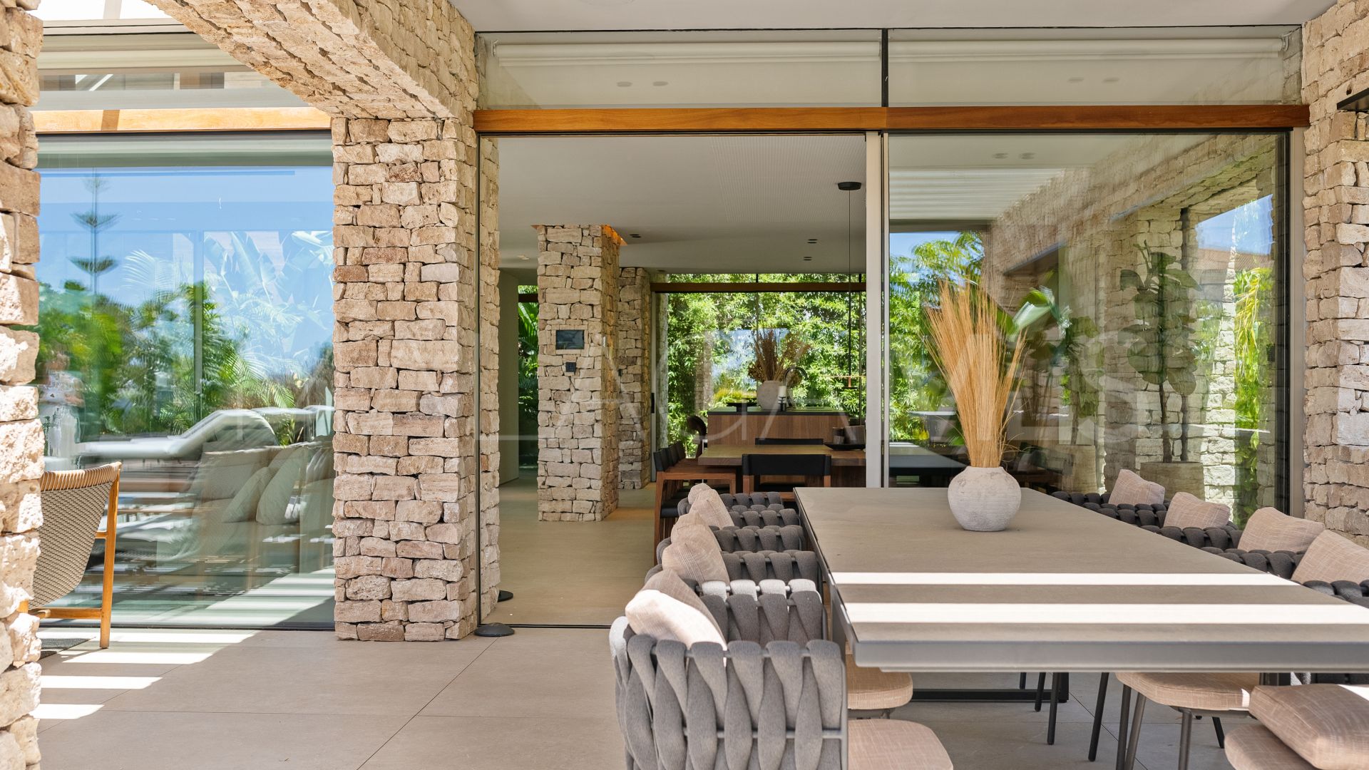 Villa for sale in Nueva Andalucia