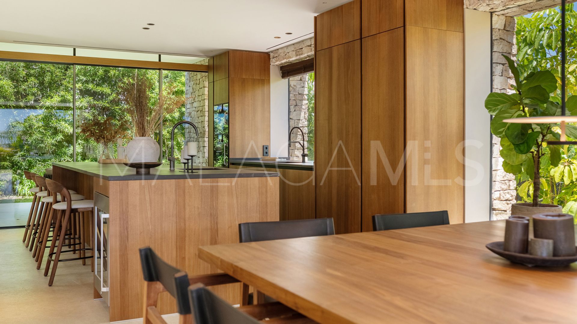 Villa for sale in Nueva Andalucia