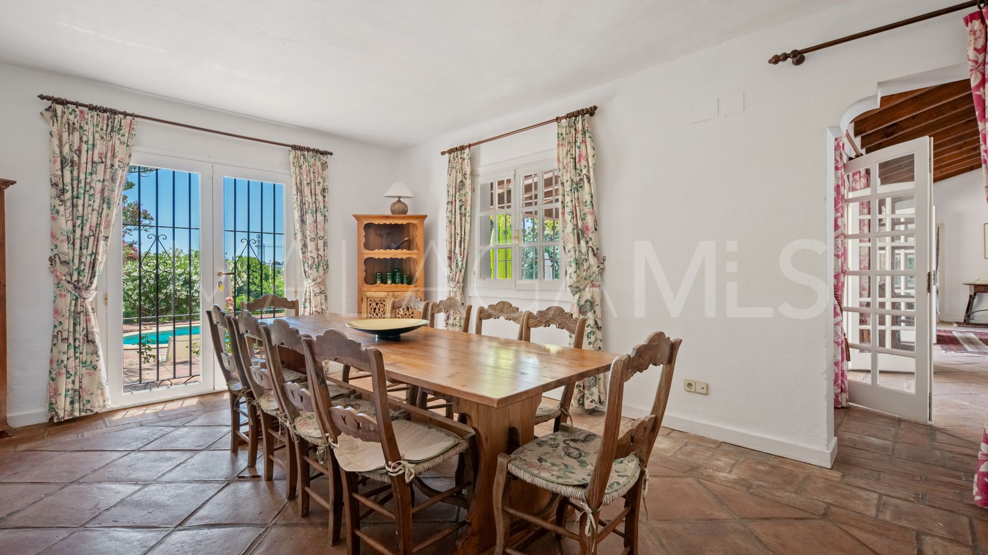 Villa for sale in Benahavis