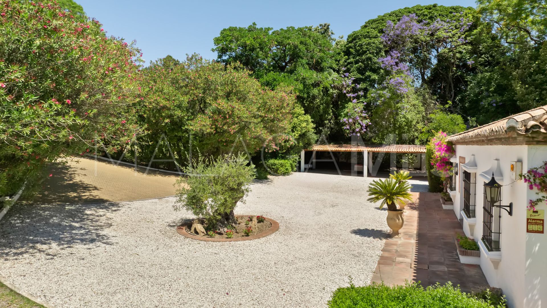 Villa for sale in Benahavis
