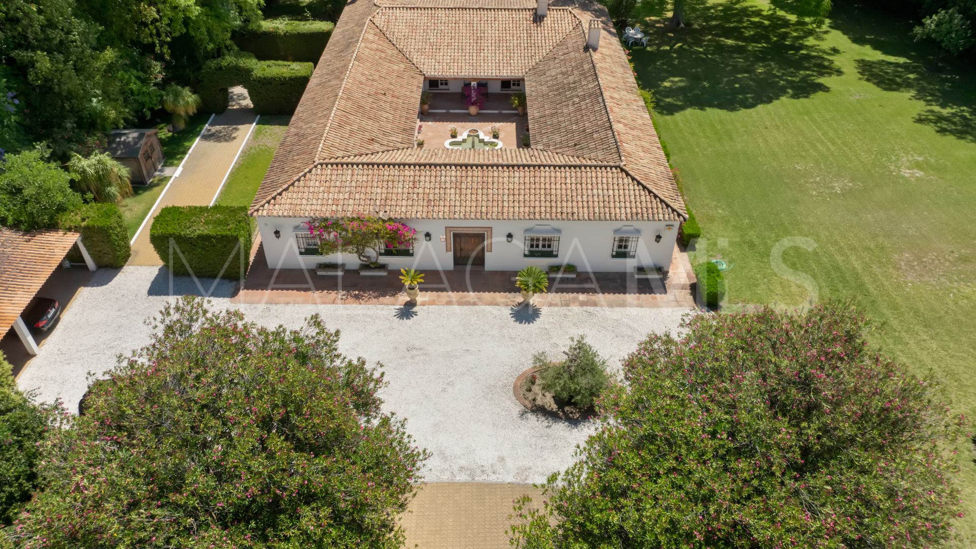 Villa for sale in Benahavis