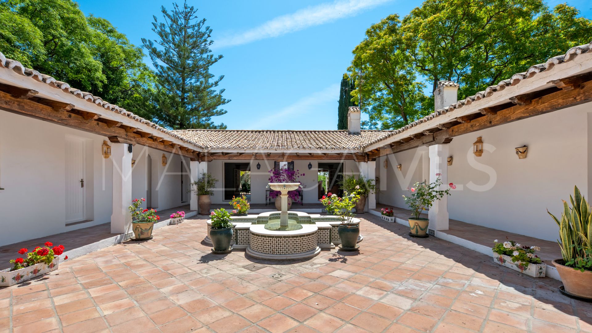 Villa for sale in Benahavis