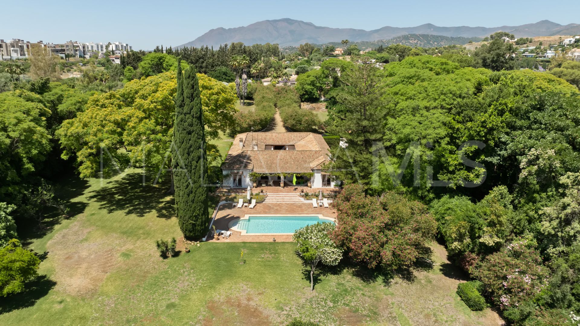 Villa for sale in Benahavis