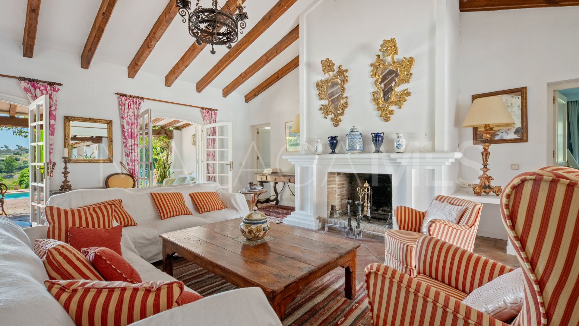 Villa for sale in Benahavis