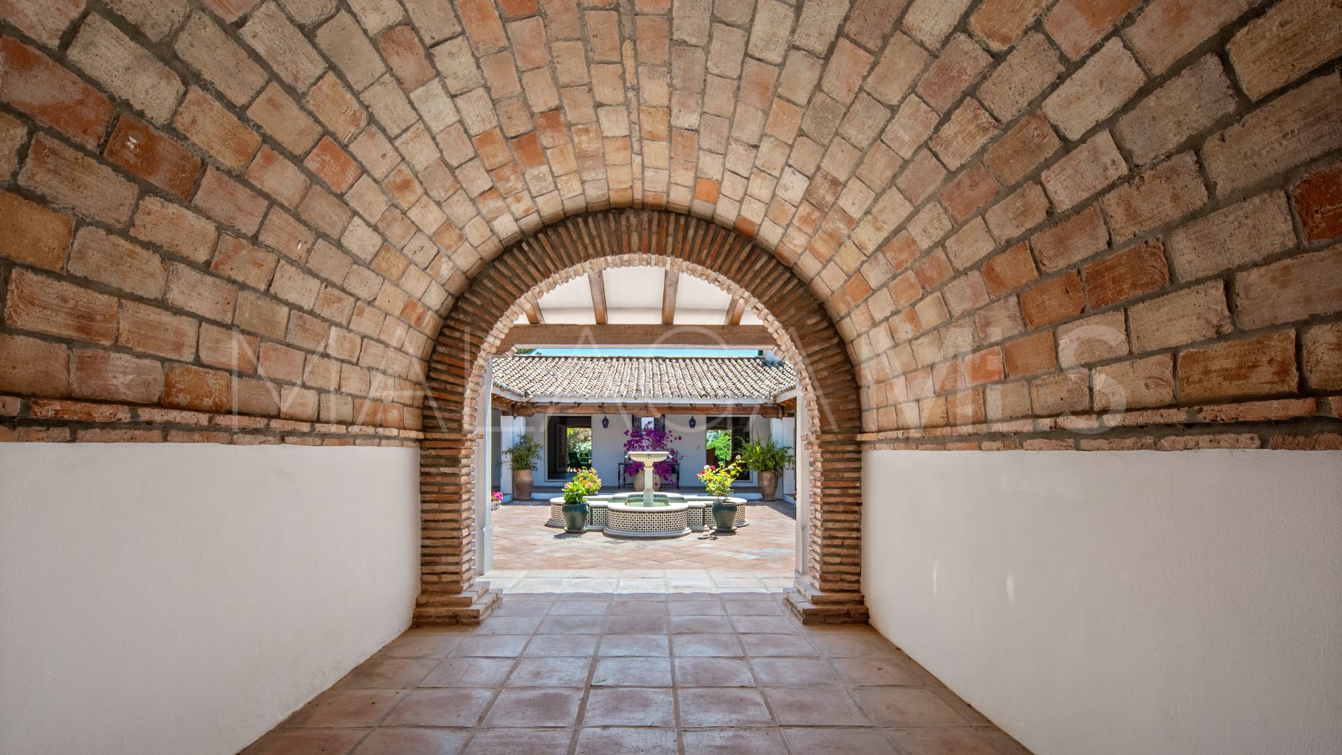 Villa for sale in Benahavis