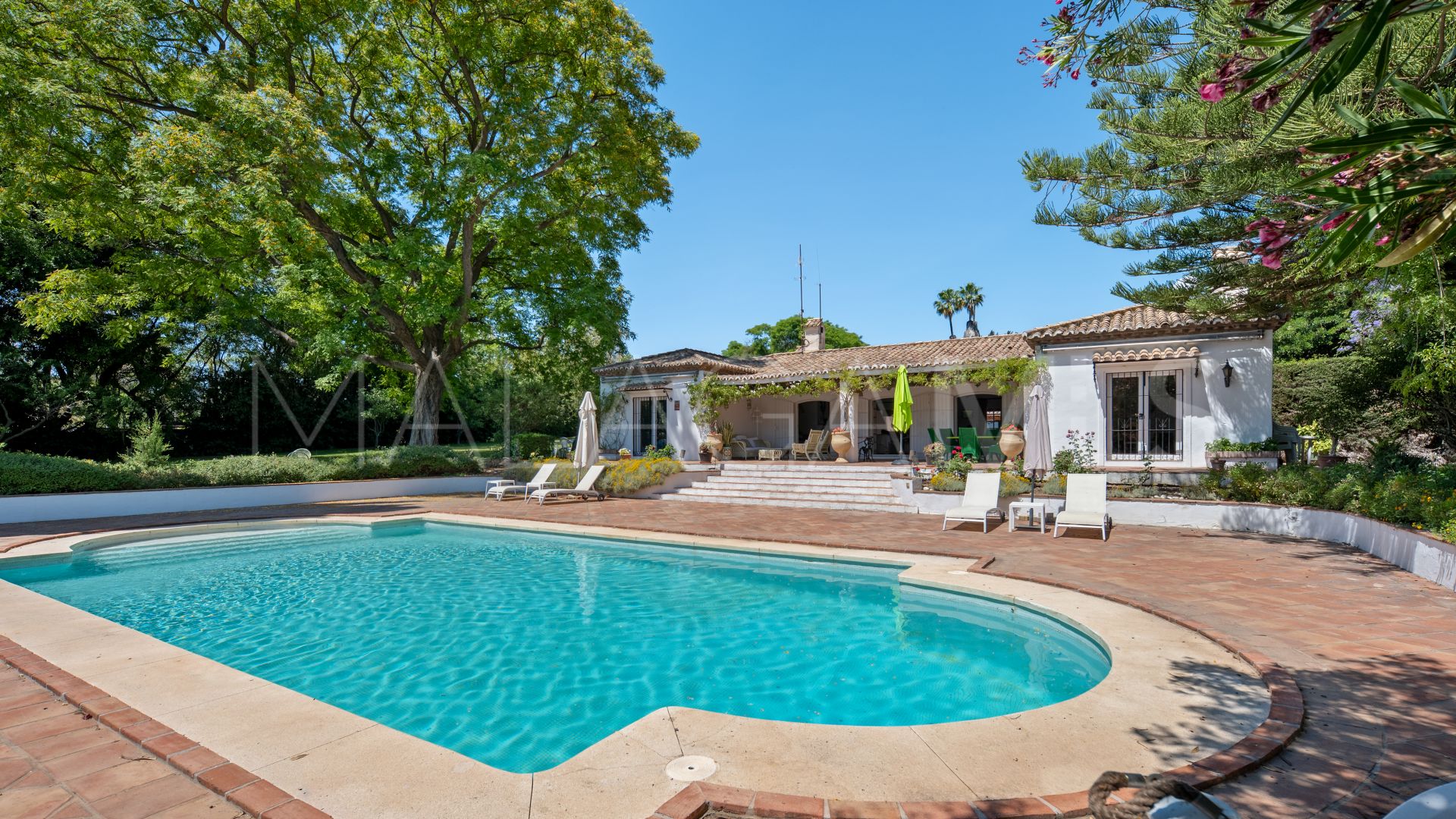 Villa for sale in Benahavis