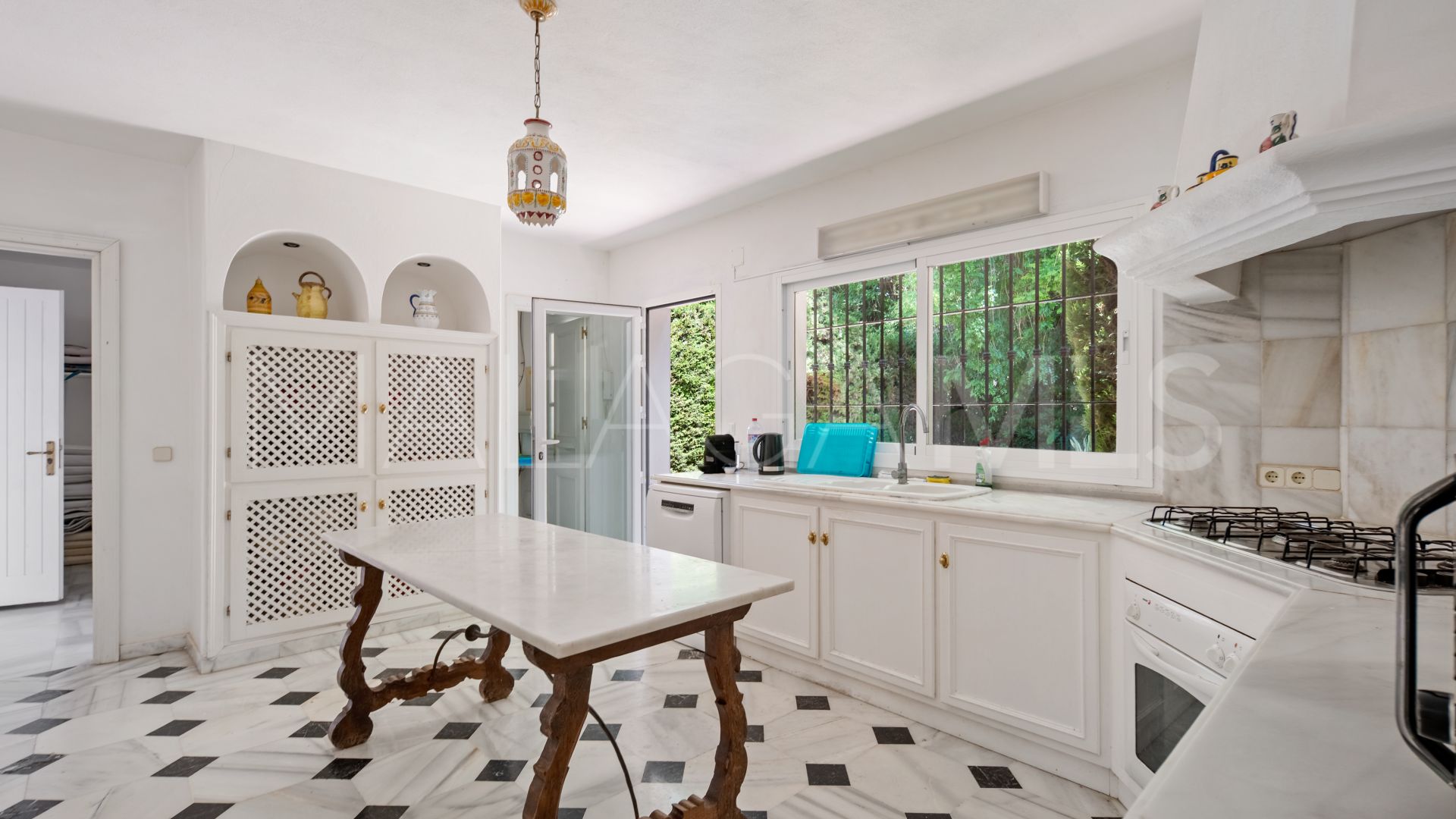 Villa for sale in Benahavis