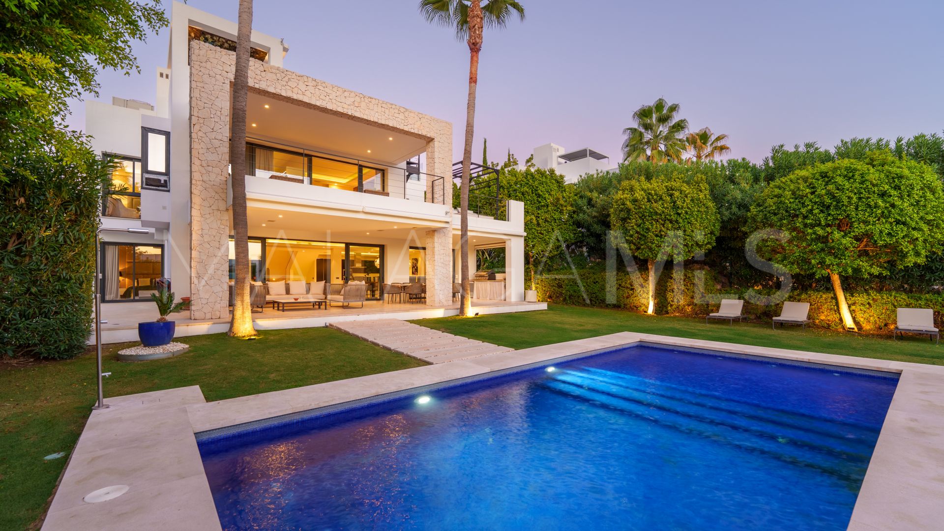 Villa for sale in Nueva Andalucia