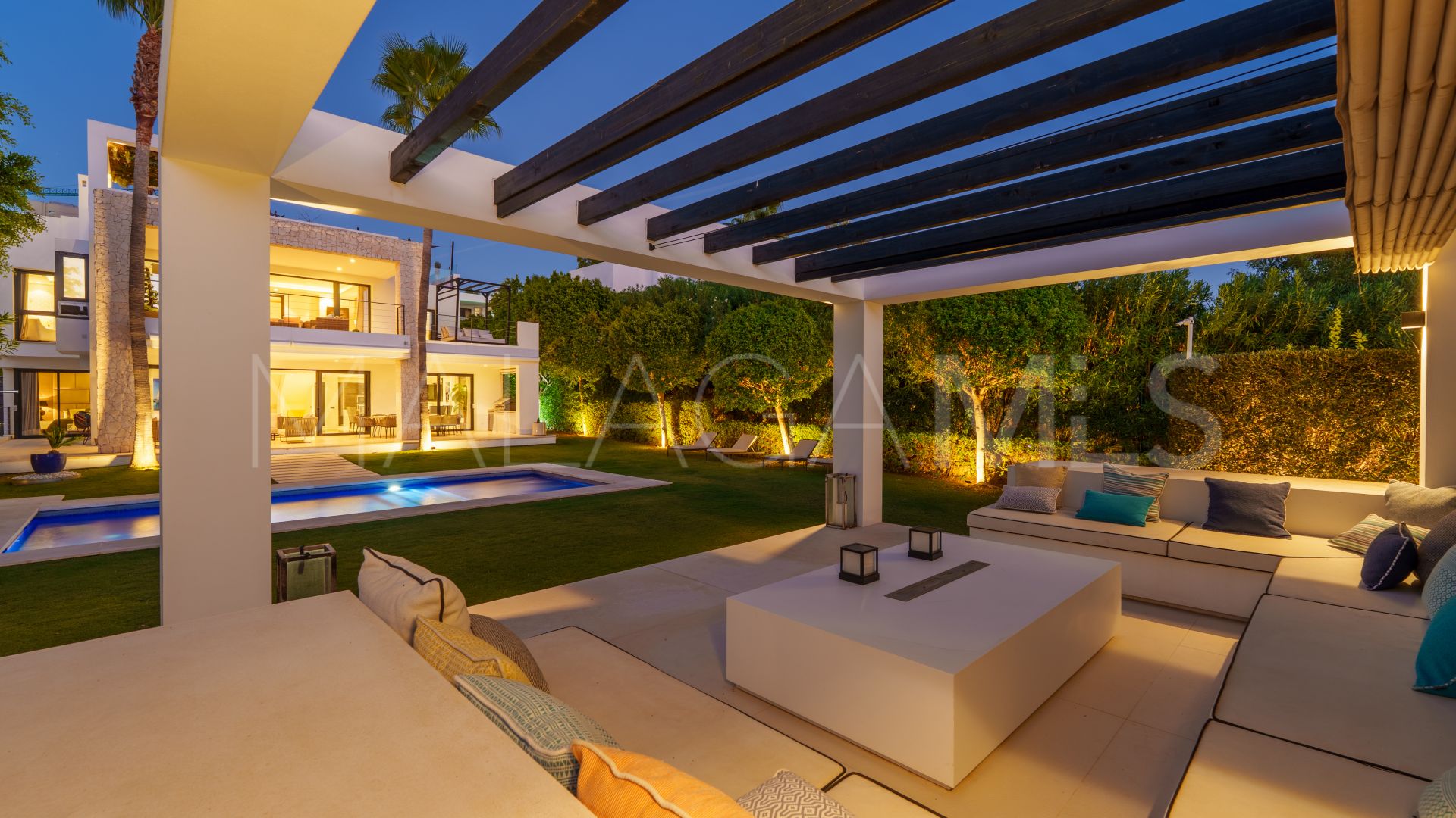 Villa for sale in Nueva Andalucia