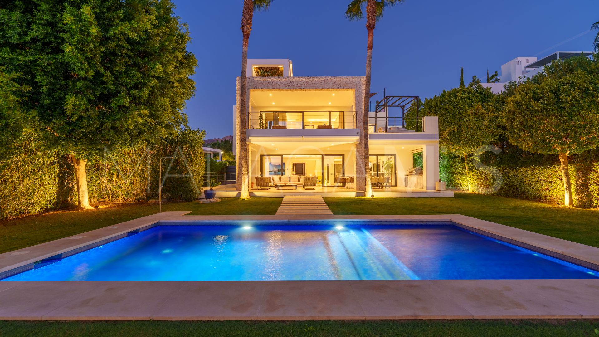 Villa for sale in Nueva Andalucia