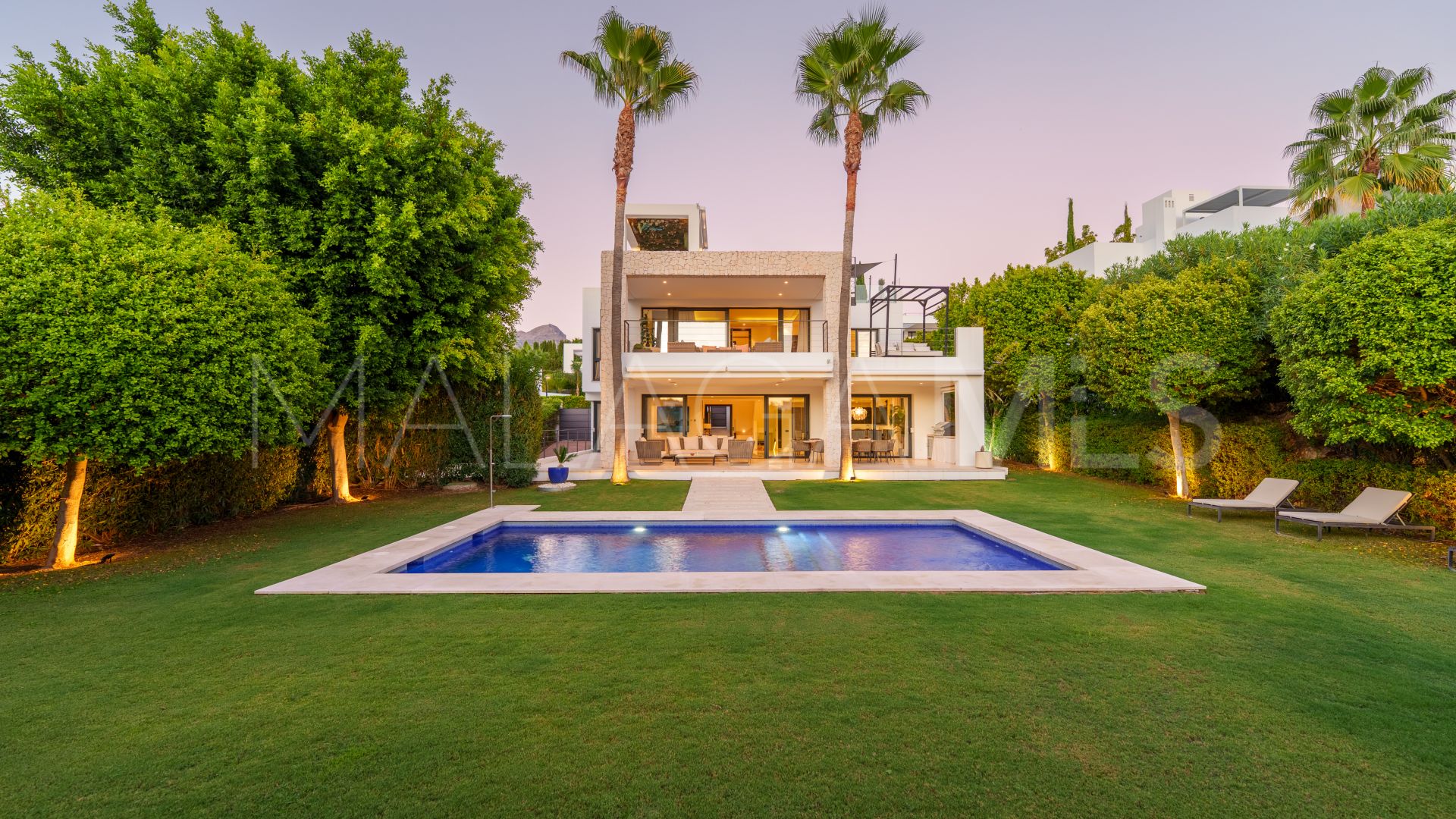 Villa for sale in Nueva Andalucia