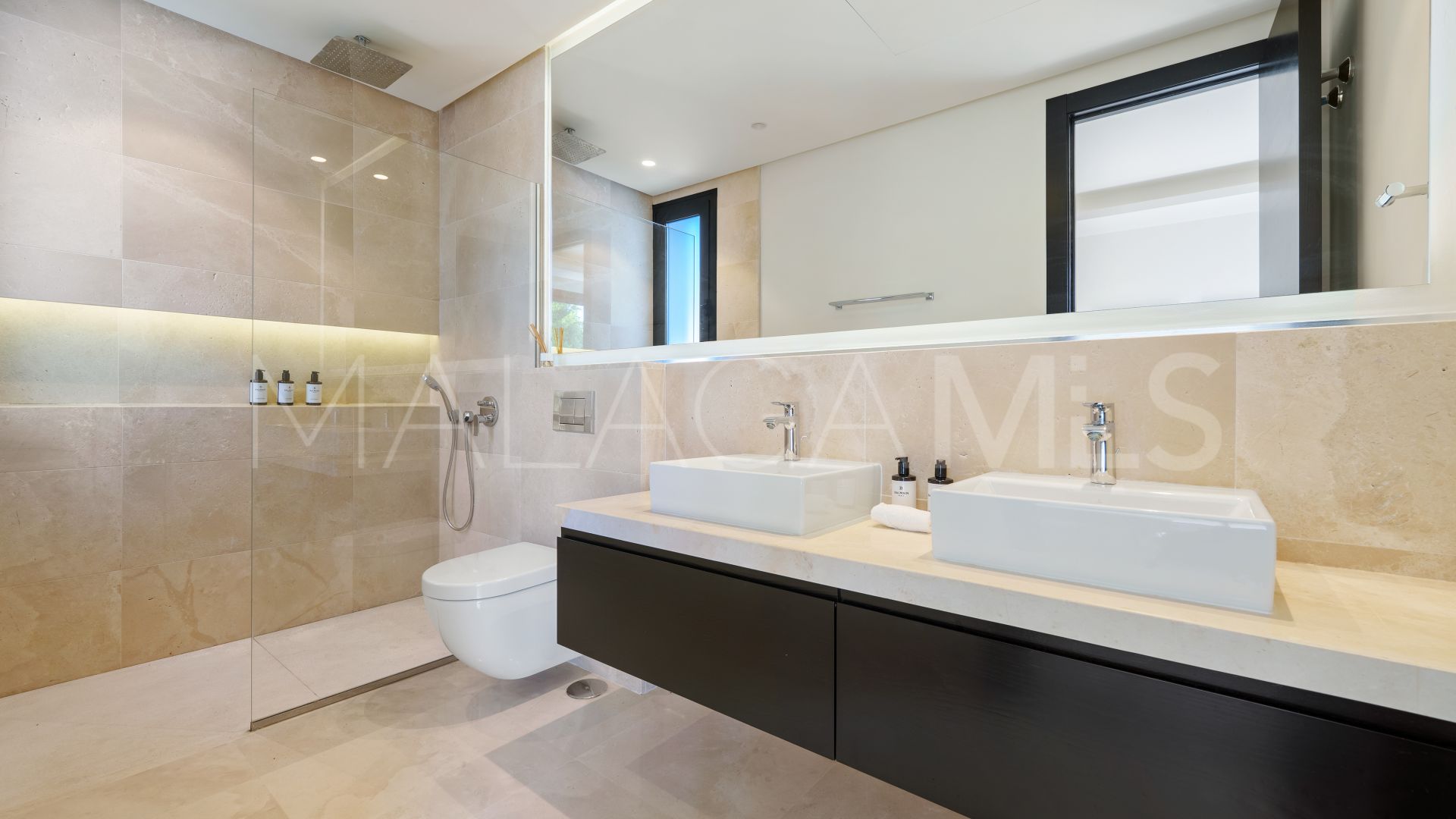 Villa for sale in Nueva Andalucia