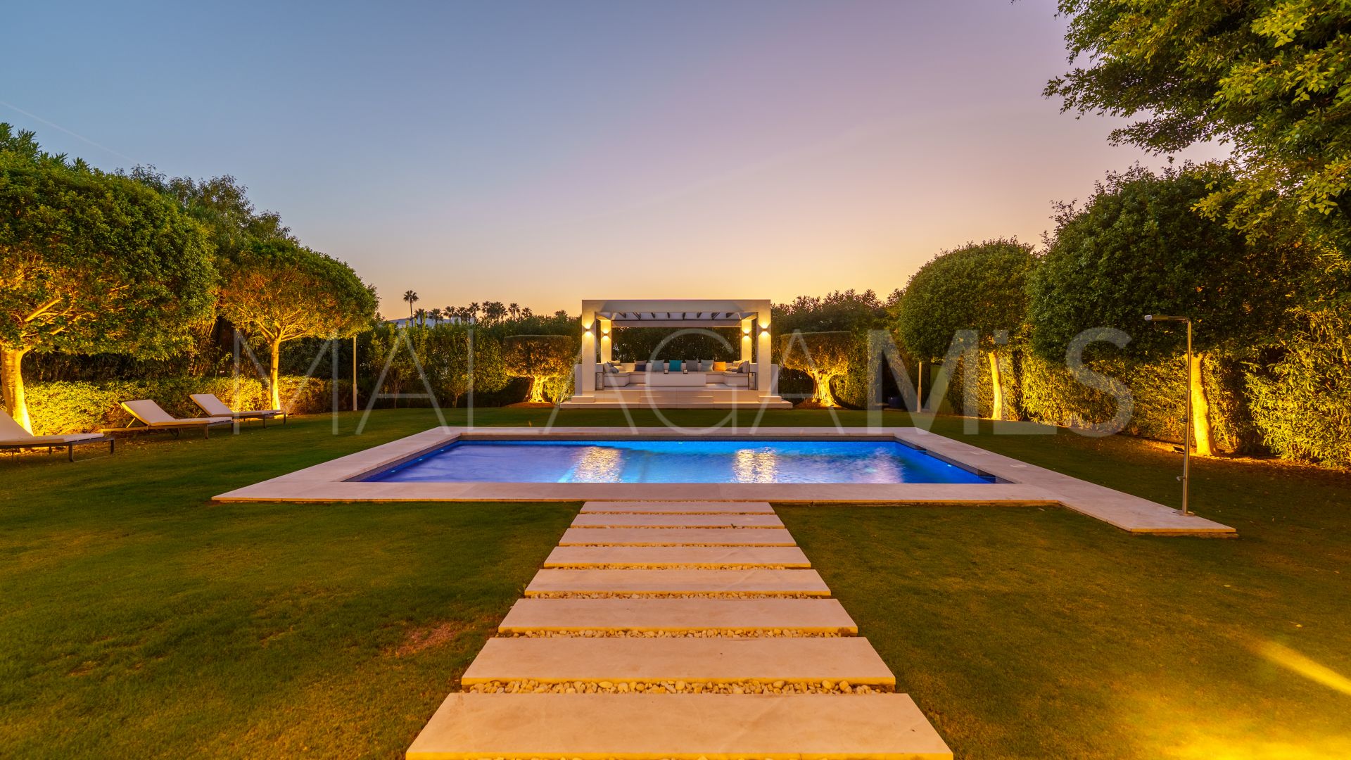Villa for sale in Nueva Andalucia