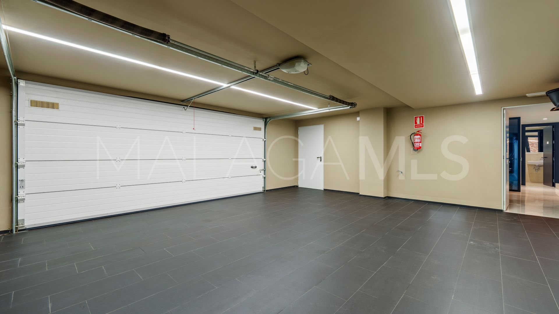 Villa for sale in Nueva Andalucia