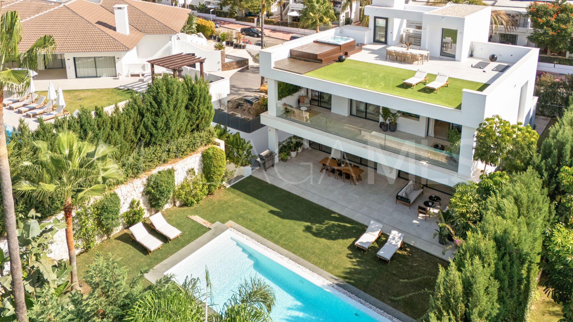 Villa for sale in Nueva Andalucia