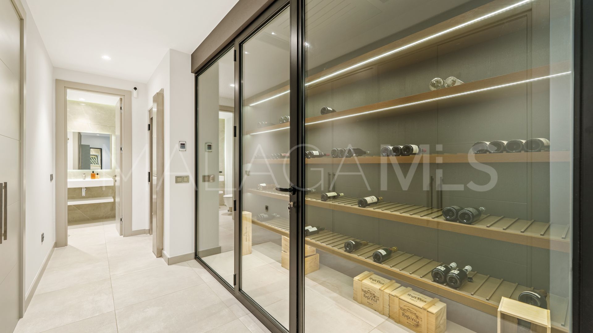Villa for sale in Nueva Andalucia