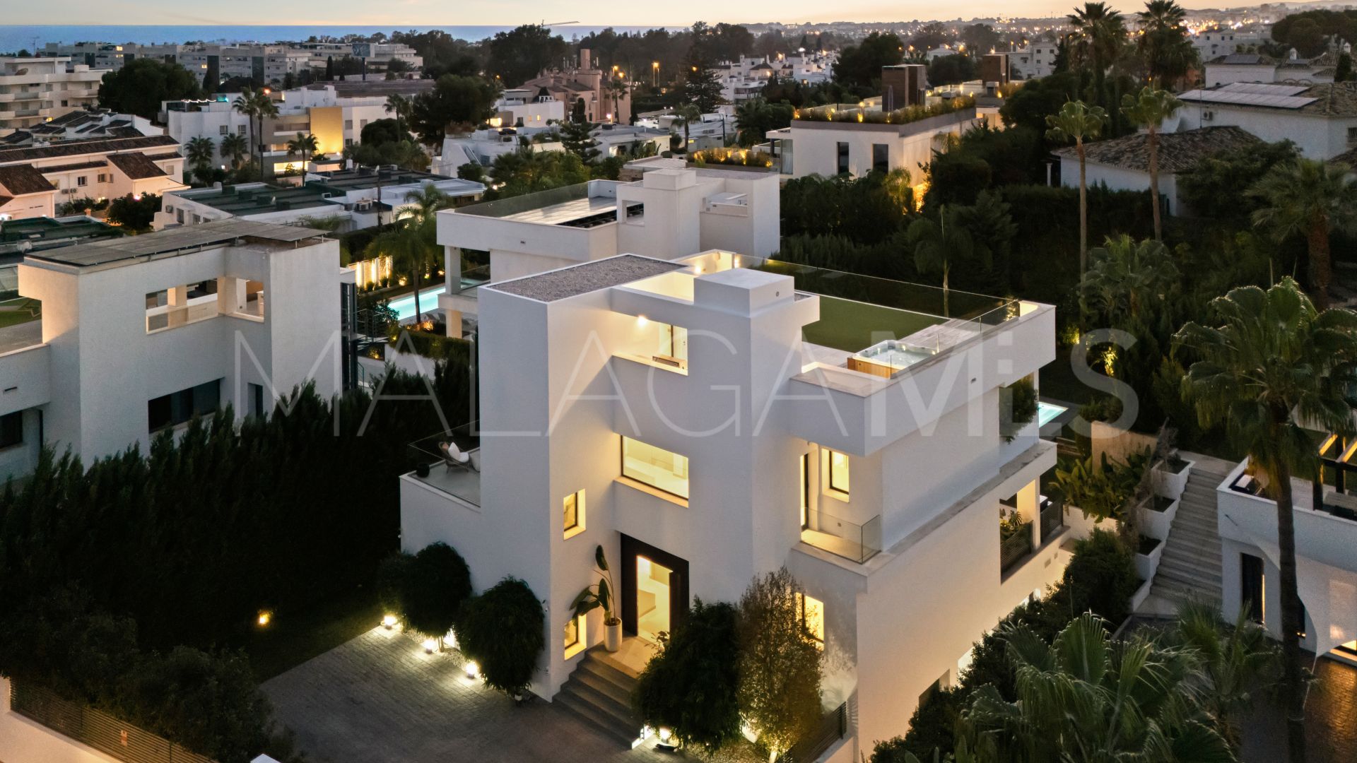 Villa for sale in Nueva Andalucia