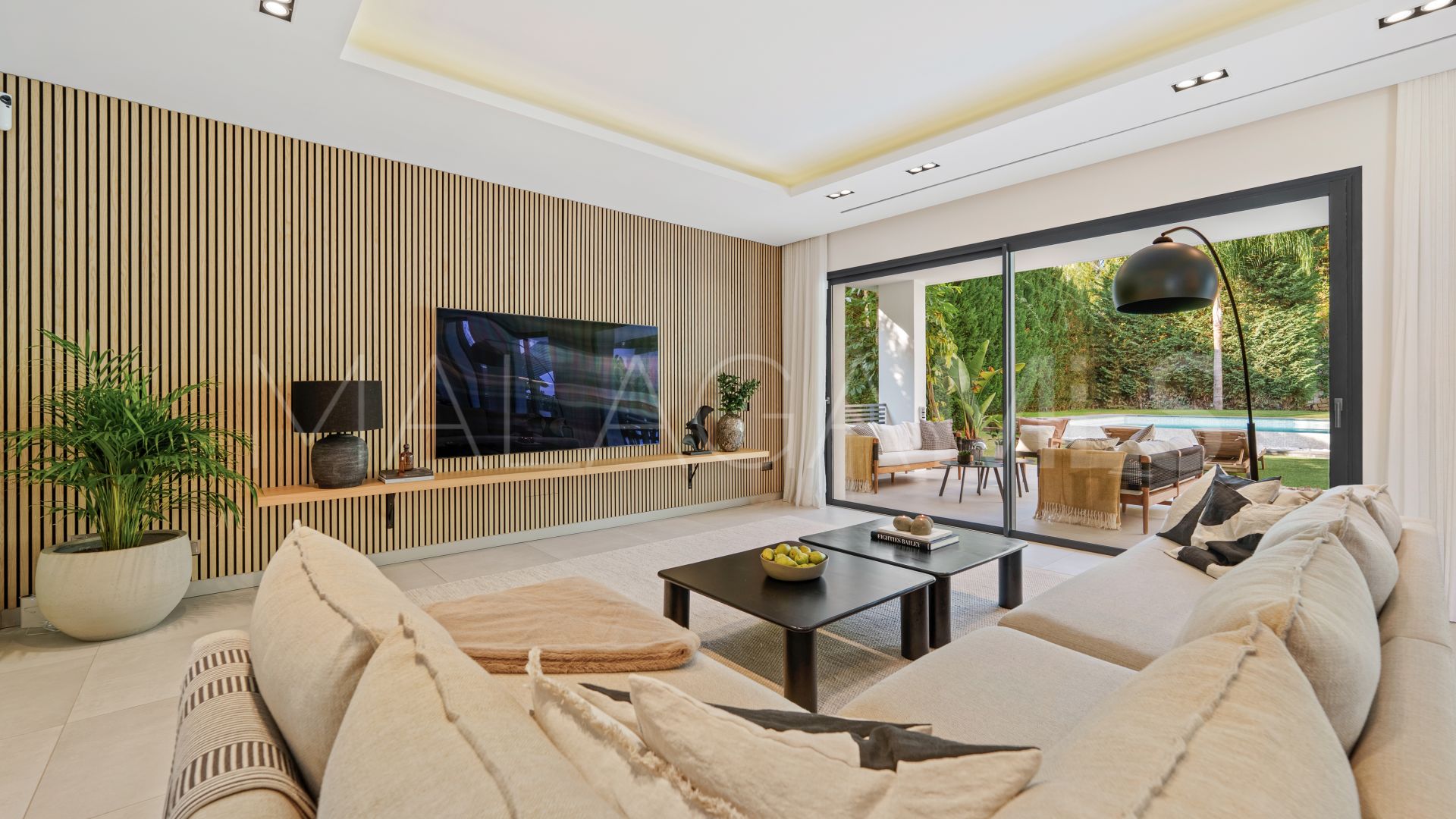 Villa for sale in Nueva Andalucia