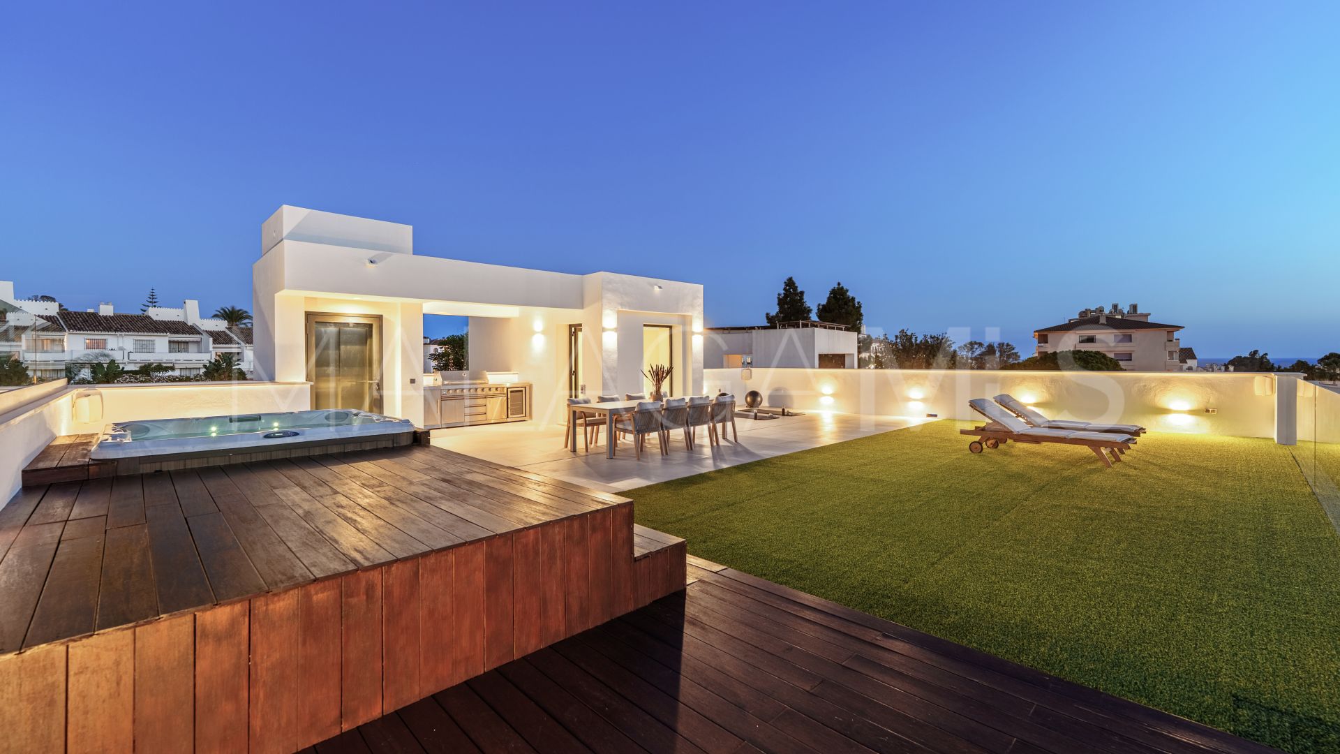 Villa for sale in Nueva Andalucia