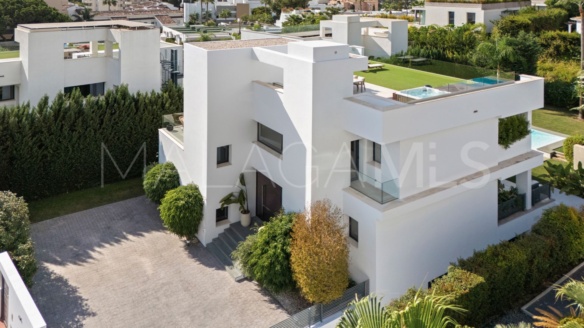 Villa for sale in Nueva Andalucia