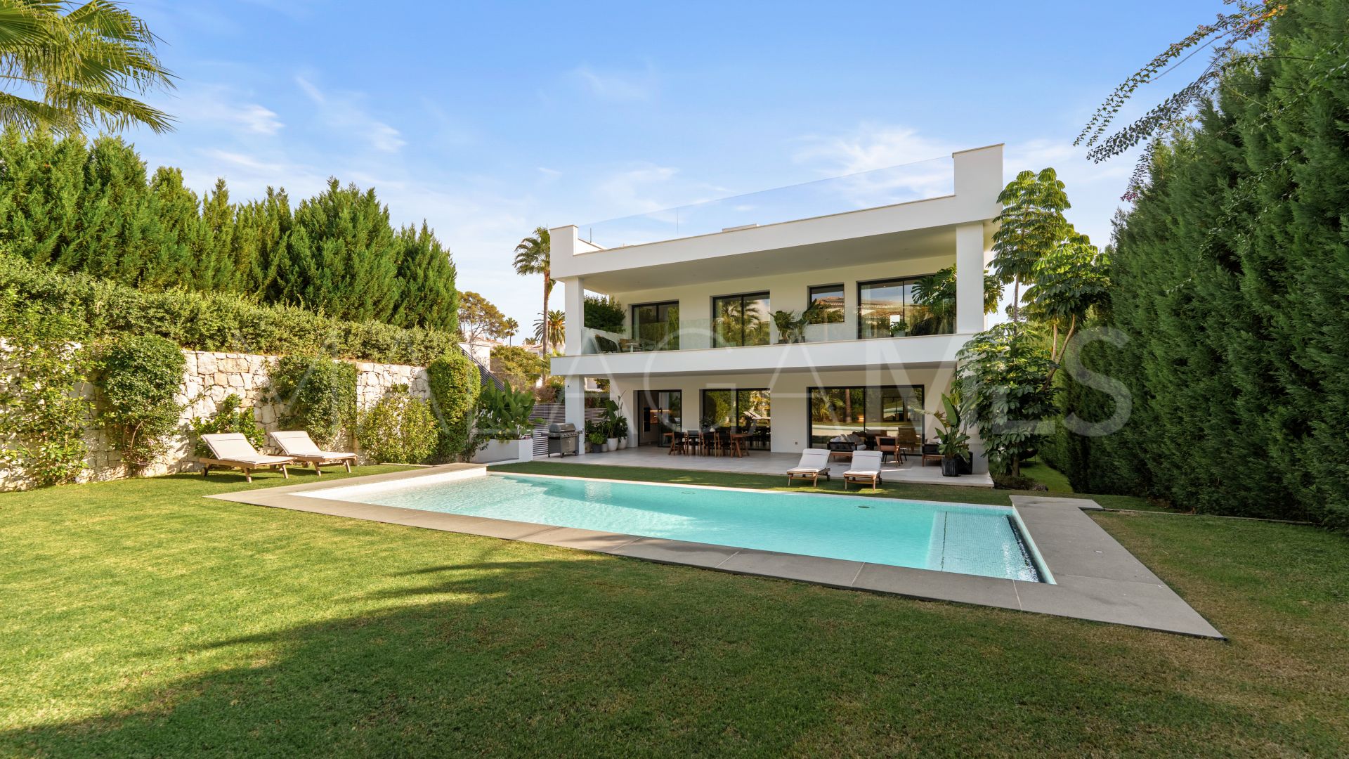 Villa for sale in Nueva Andalucia