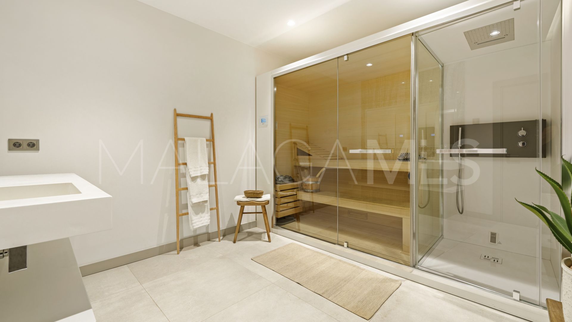 Villa for sale in Nueva Andalucia