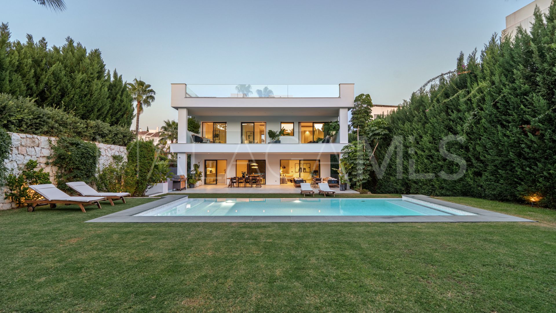Villa for sale in Nueva Andalucia