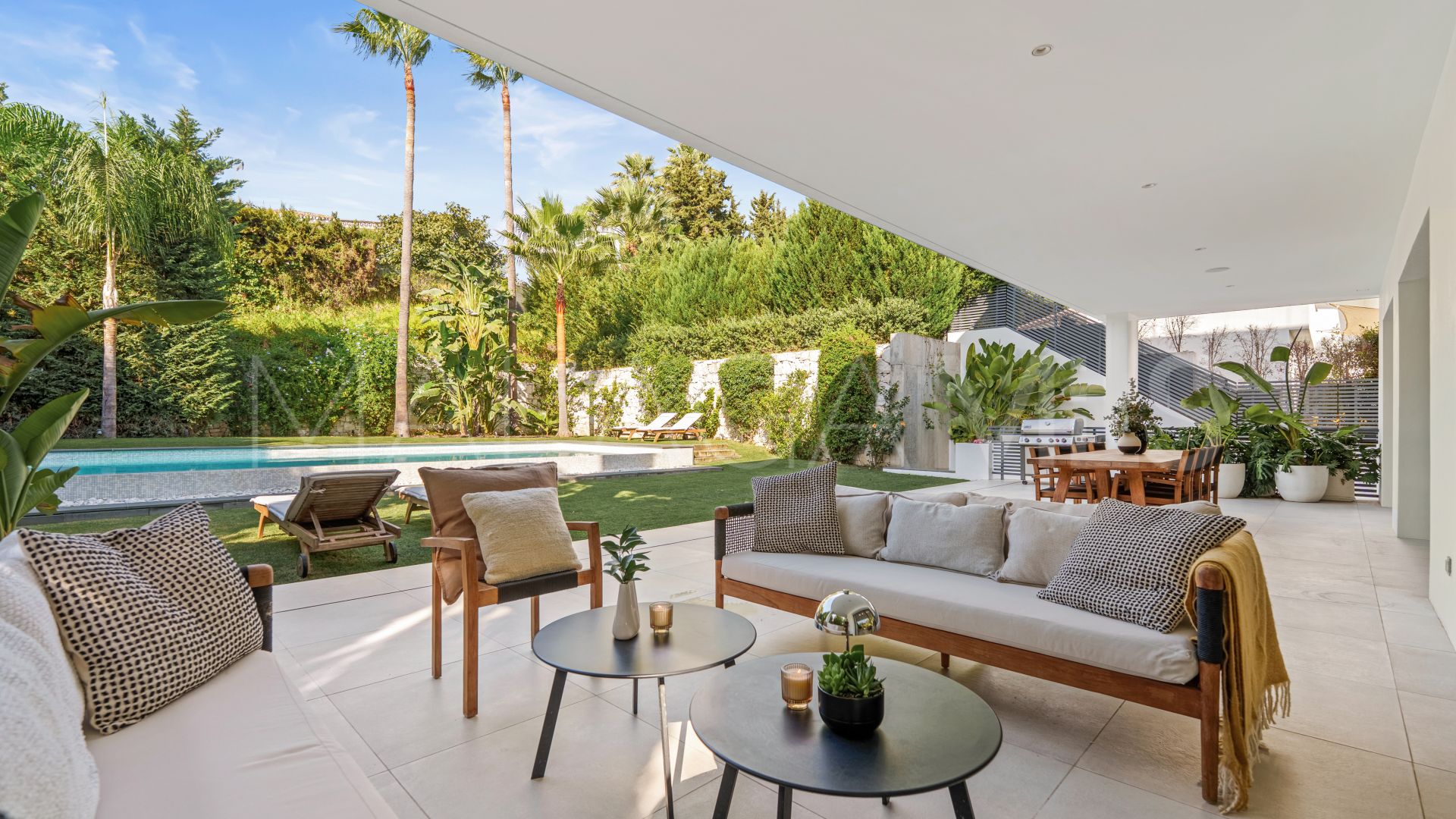 Villa for sale in Nueva Andalucia