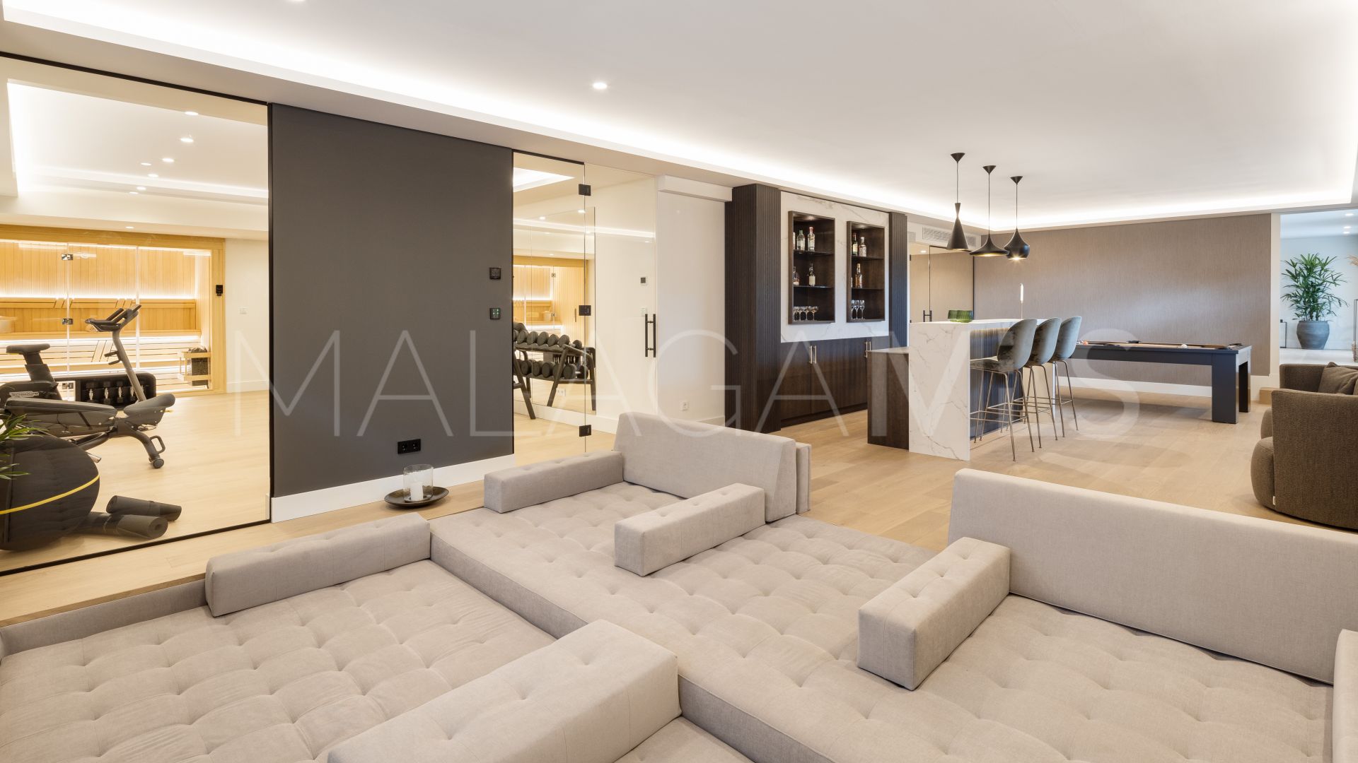 Villa for sale in Nueva Andalucia