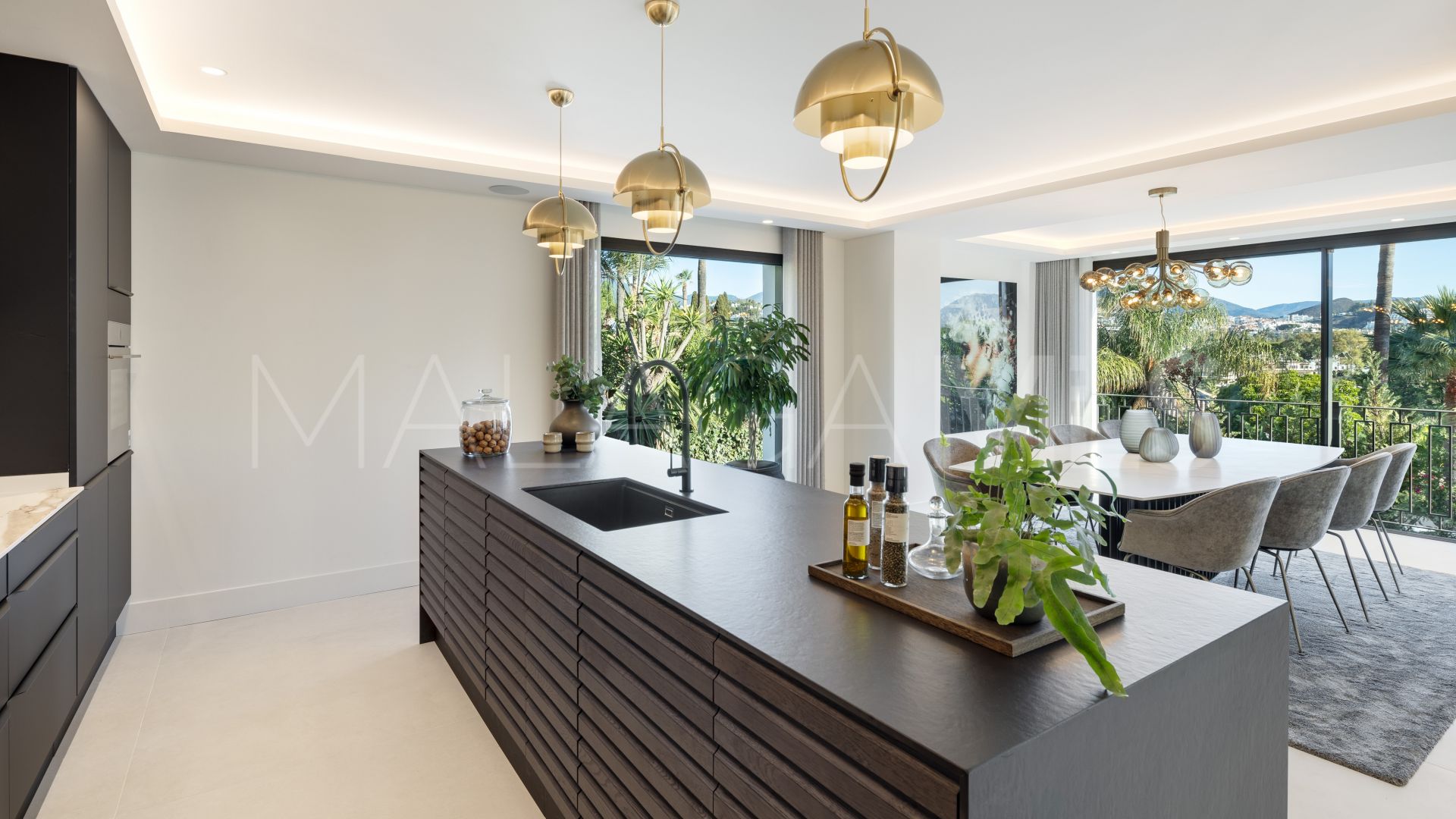 Villa for sale in Nueva Andalucia