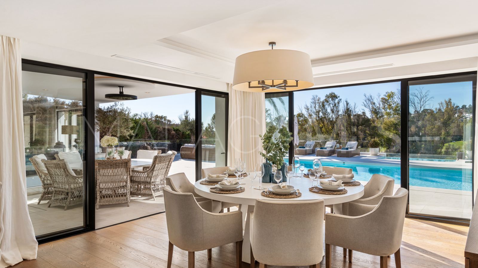 Villa for sale in Nueva Andalucia with 5 bedrooms