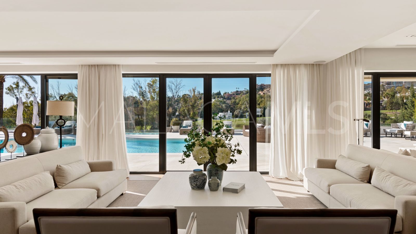 Villa for sale in Nueva Andalucia with 5 bedrooms