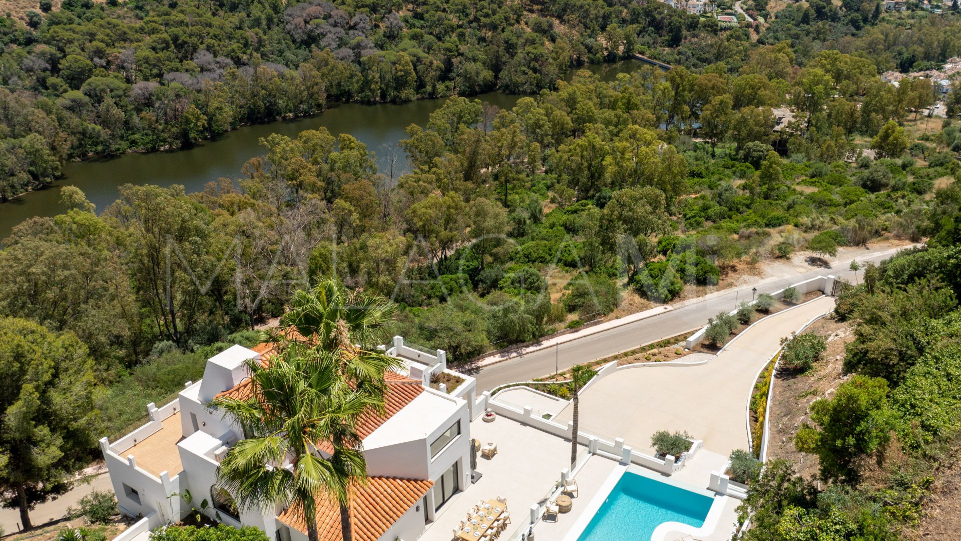 Buy villa in Las Lomas de Nueva Andalucia