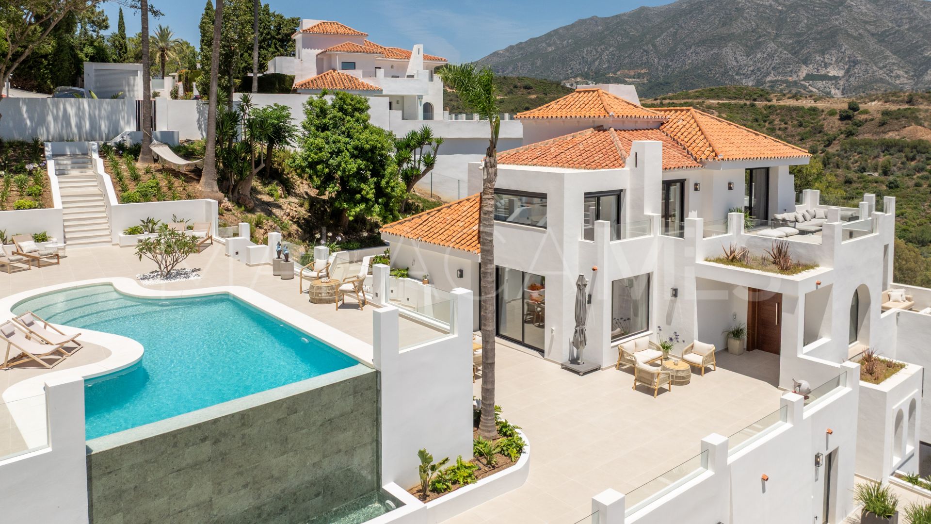 Buy villa in Las Lomas de Nueva Andalucia