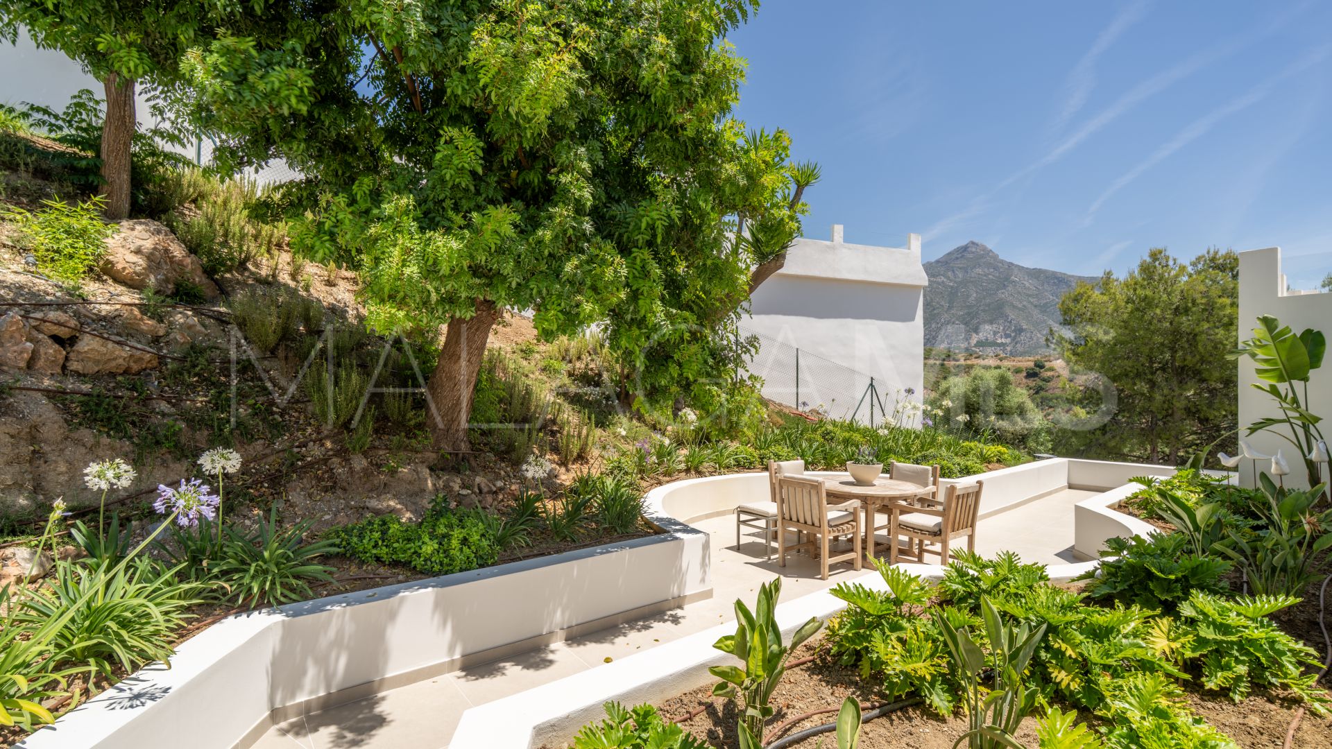 Buy villa in Las Lomas de Nueva Andalucia