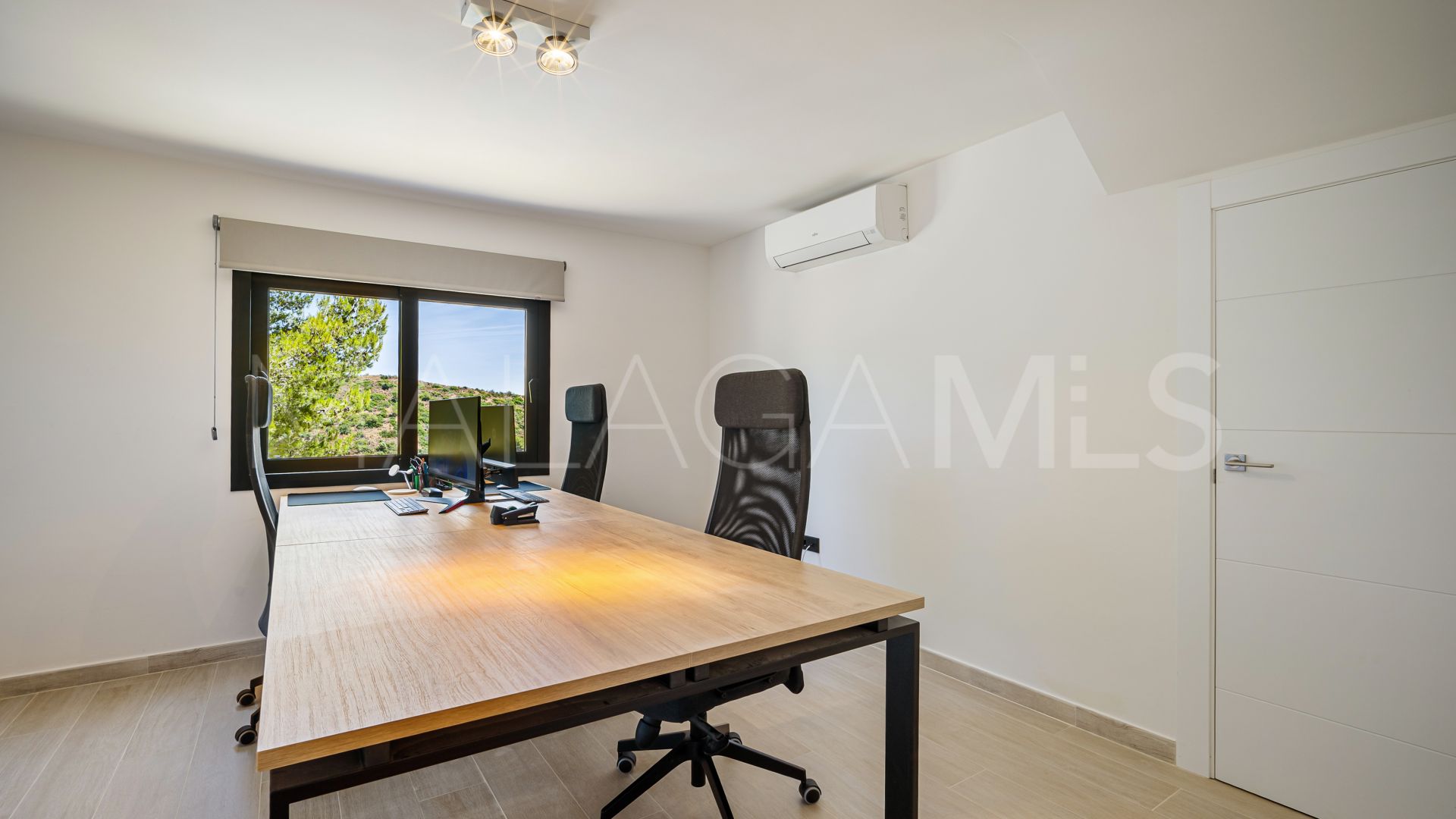 Buy villa in Las Lomas de Nueva Andalucia