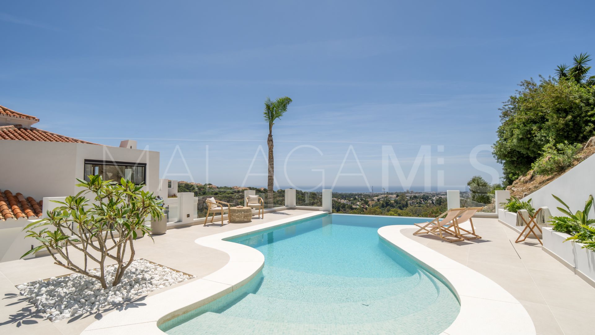 Buy villa in Las Lomas de Nueva Andalucia