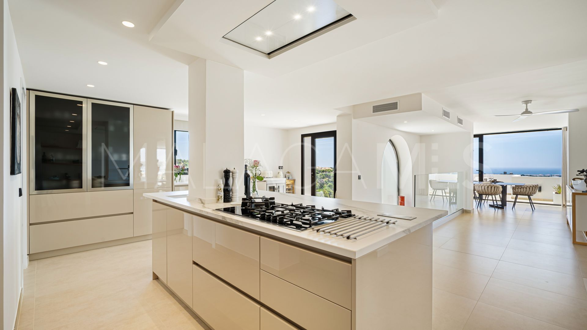 Buy villa in Las Lomas de Nueva Andalucia